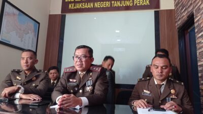 Aji Kalbu Pribadi, SH, MH kepala Kejaksaan Negeri Tanjung Perak Surabaya saat melaksanakan rilis di ruang media Center. (Foto:samsul-harianradar.com).