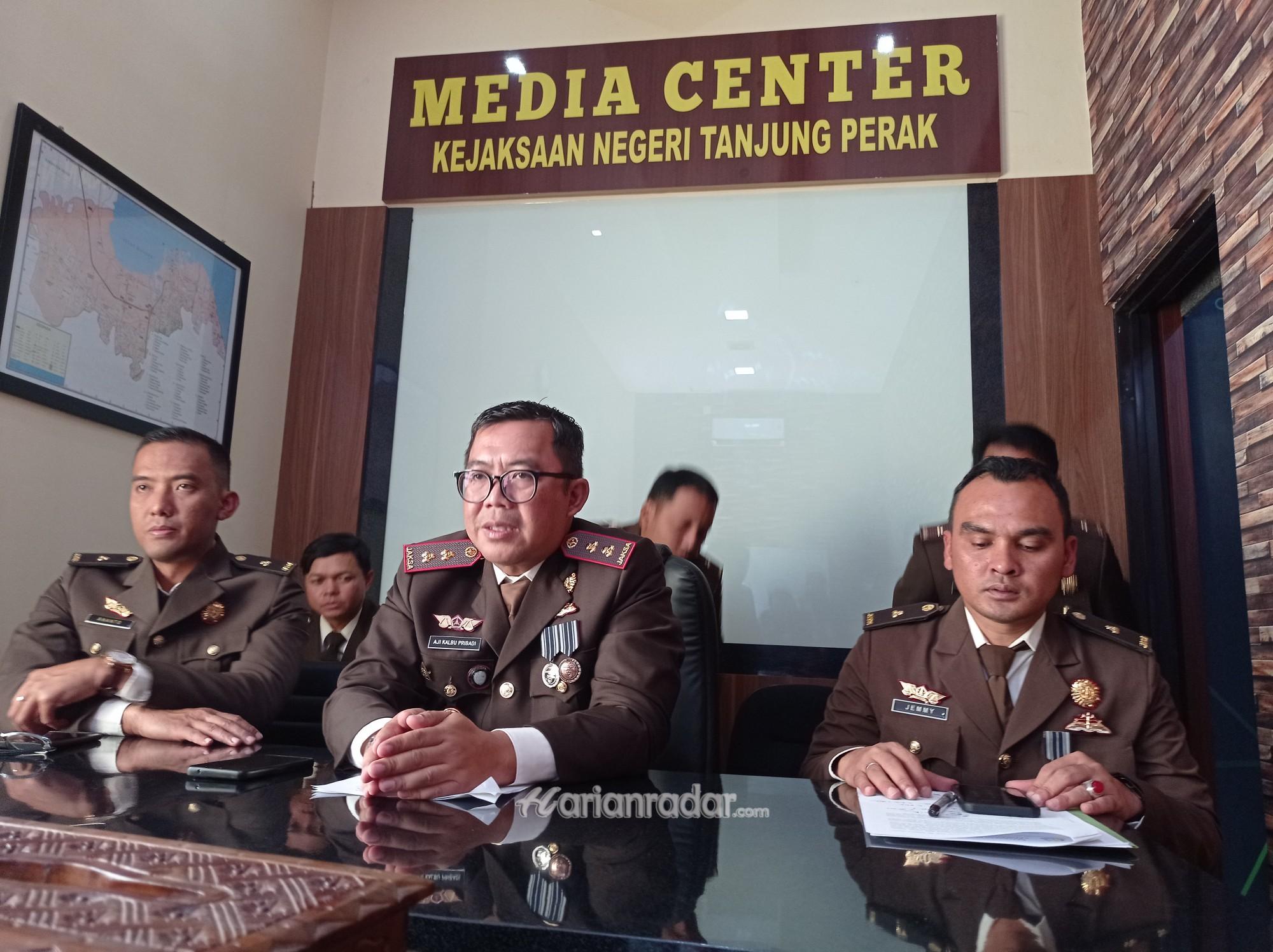 Aji Kalbu Pribadi, SH, MH kepala Kejaksaan Negeri Tanjung Perak Surabaya saat melaksanakan rilis di ruang media Center. (Foto:samsul-harianradar.com).