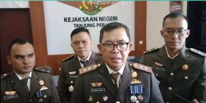 Aji Kalbu Pribadi Kepala Kejari (Kajari) Tanjung Perak Surabaya usai memaparkan kinerja semester I tahun 2023 dalam rangkaian peringatan Hari Bhakti Adhyaksa ke- 63 di Surabaya, (samsul-harianradar.com).