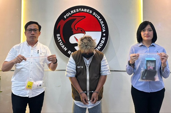 Saat ini pelaku pengedar berinisial MZ berhasil diamankan Mapolrestabes, bersama barang bukti 22 poket sabu dengan berat keseluruhan mencapai 126.53 gram. (Samsul-harianradar.com).