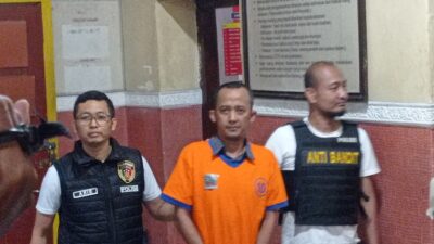 Pelaku yang merupakan cleaning service di Dinas Pendidikan (Dindik) Surabaya ini menipu korbannya hingga puluhan juta rupiah.