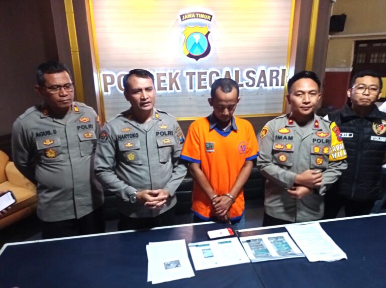 Oknum pegawai Dindik Surabaya bernama Diki Arfian (43) ditangkap Polisi, mereka merupakan calo dengan modus iming-iming kepada korban ingin meloloskan calon siswa masuk SMP Negeri di Surabaya (foto:samsul-harianradar.com).