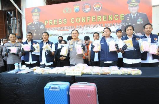 Sindikat pengedar narkoba Sumatera-Jawa dibongkar Satnarkoba Polrestabes Surabaya. Seorang tersangka dan barang bukti 33,928 kg sabu