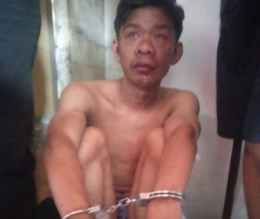 Pelaku Hendro pada saat diamankan petugas Security dan dibawa ke Pos Satpam yang berada disebelah rumah korban.