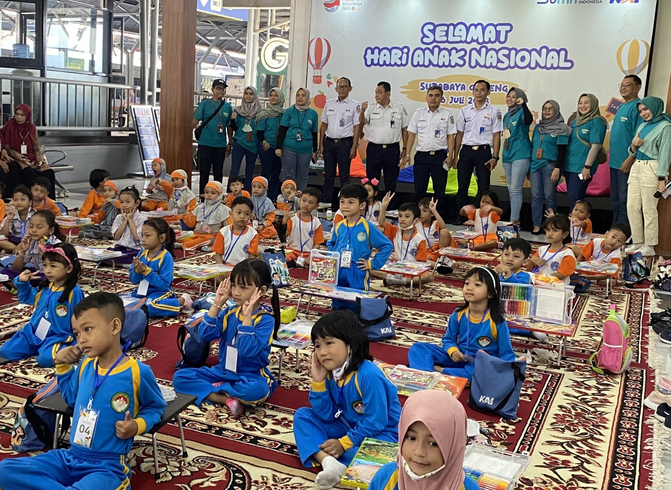 Lomba digelar di playground Stasiun Surabaya Gubeng, sesuai standar layanan ramah anak yang harus dipenuhi di stasiun tertentu.