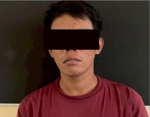 Satu Pelaku MY pemain judi slot saat ini diamankan polisi, di Mapolres Tanjung Perak Surabaya.