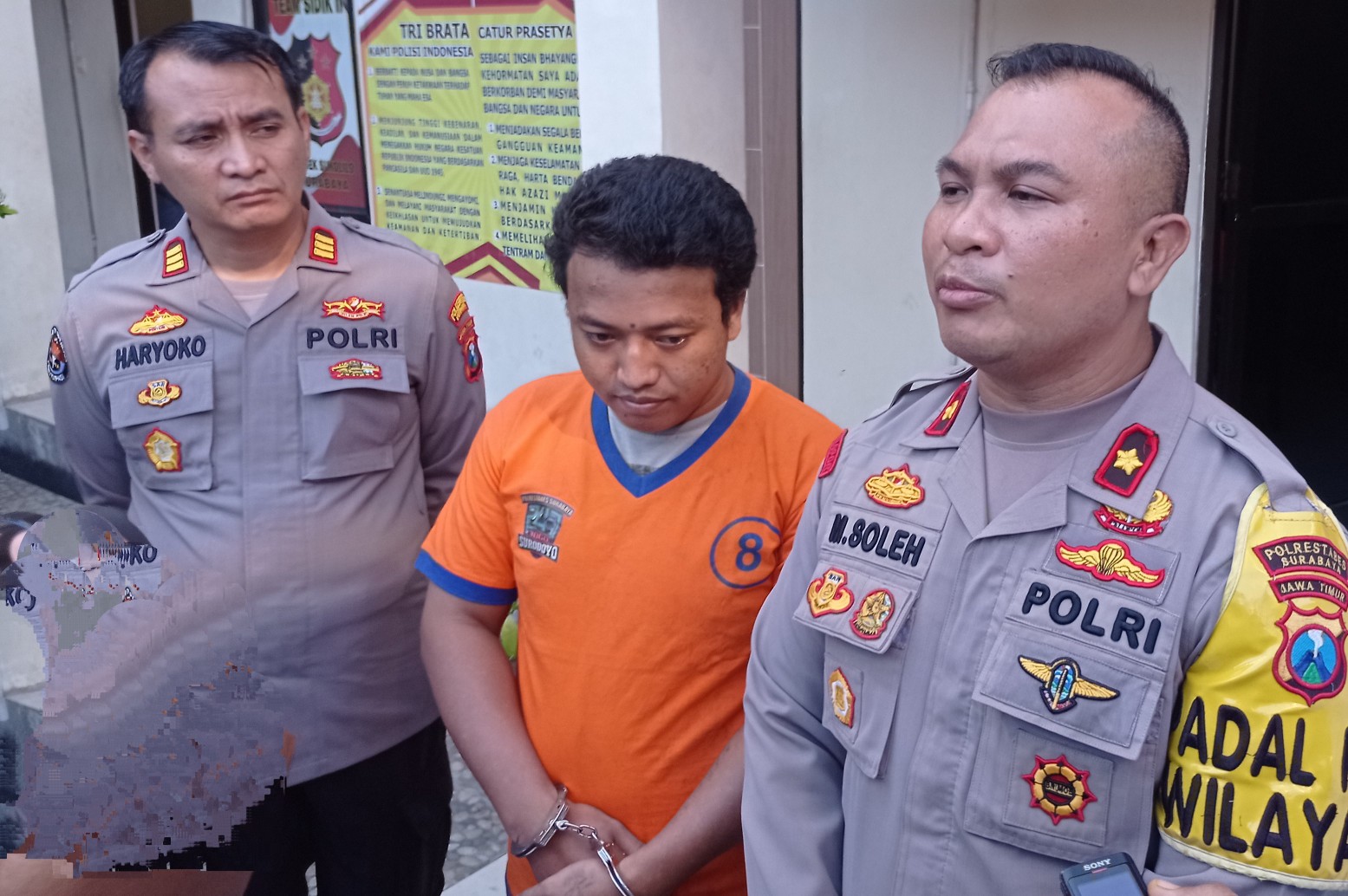 Polisi menangkap seorang pemuda bernama Achmat Dani Prayoga, (26) warga Jalan Medokan IV/ 53 Surabaya. Lantaran nekat menjambret tas berisi laptop dari seorang Mahasiswi di kawasan Keputih Tegal Surabaya. (foto:samsul-harianradar.com).