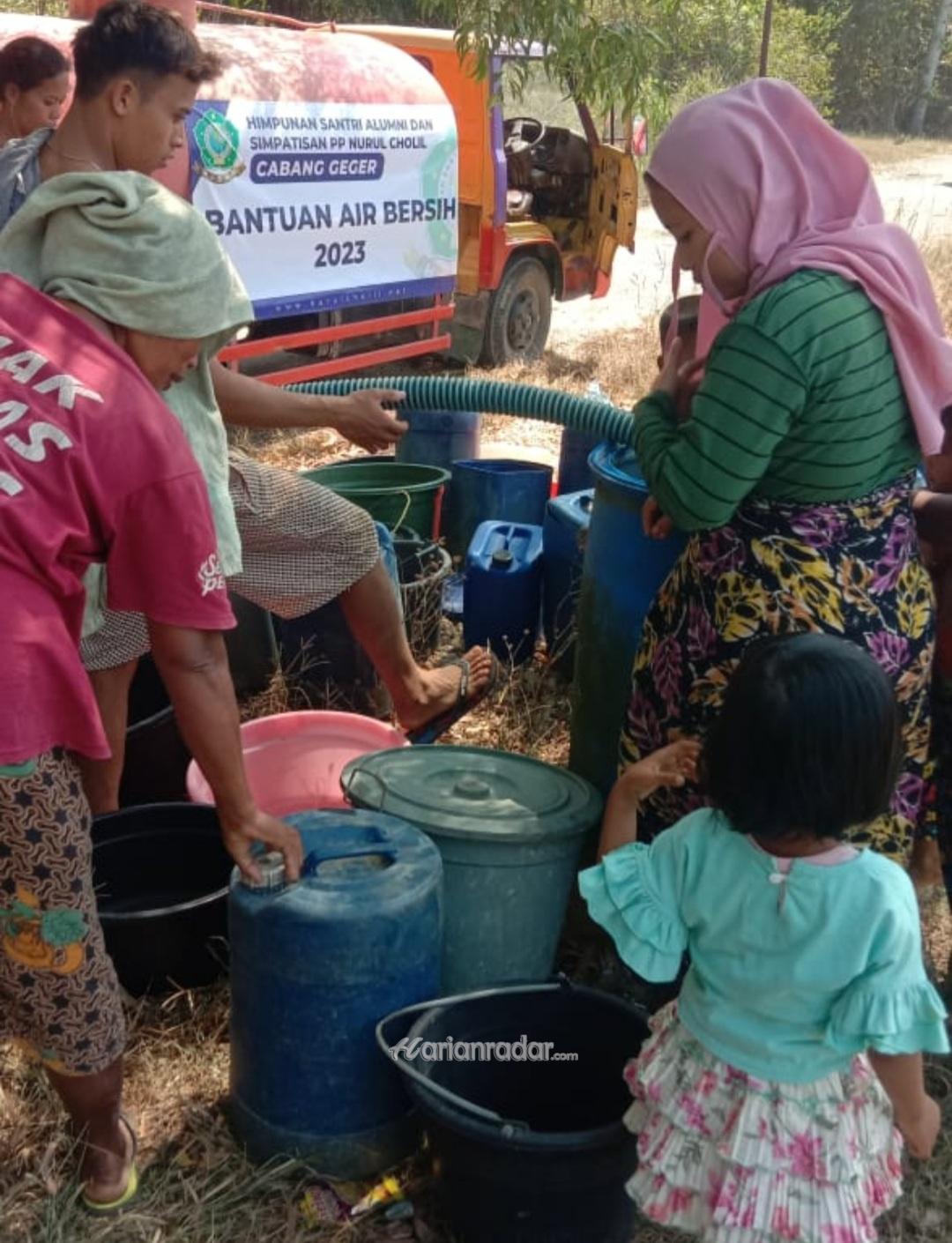 Foto : Cabang Hisan Geger Saat Memberikan Air Bersih Kepada Masyarakat Desa Katol Barat