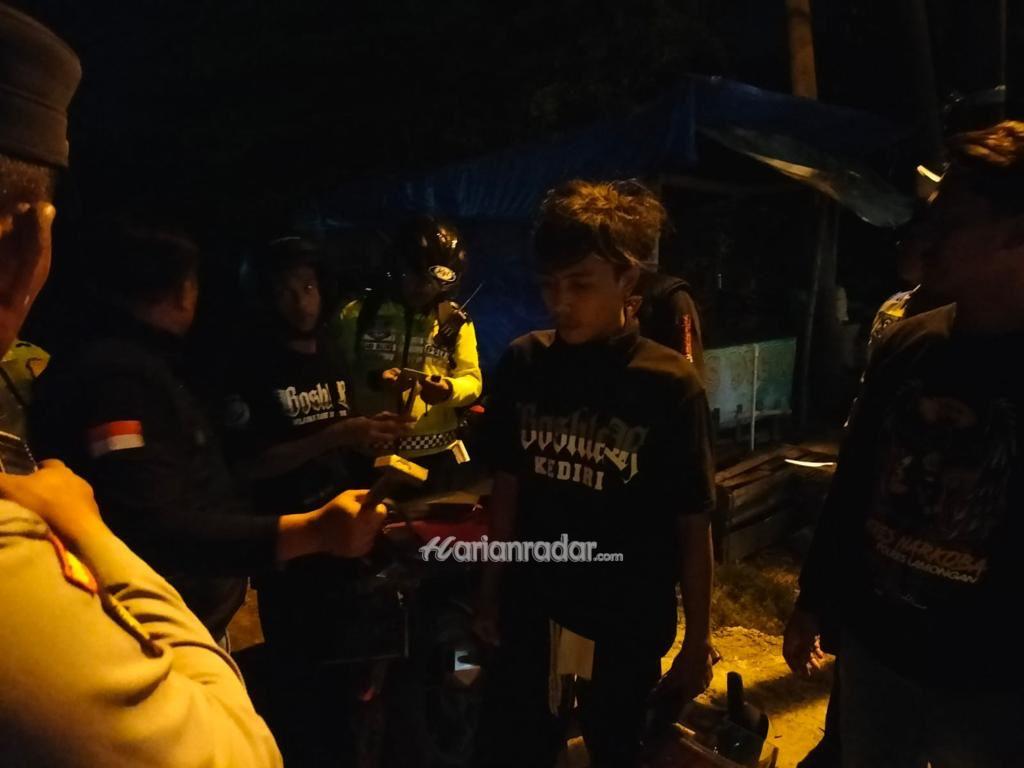 Tersangka RM diamankan saat di perbatasan Kecamatan Tikung, A diamankan di Pertigaan Deket, sedang MS diamankan di wilayah Kecamatan Sugio Lamongan.