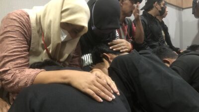Setelah insiden terlibat bentrok para pendekar silat (pesilat) kemudian diamankan polres Gresik di Jalan Raya Boboh, Gresik, mereka mewek saat dipertemukan dengan orangtuanya.