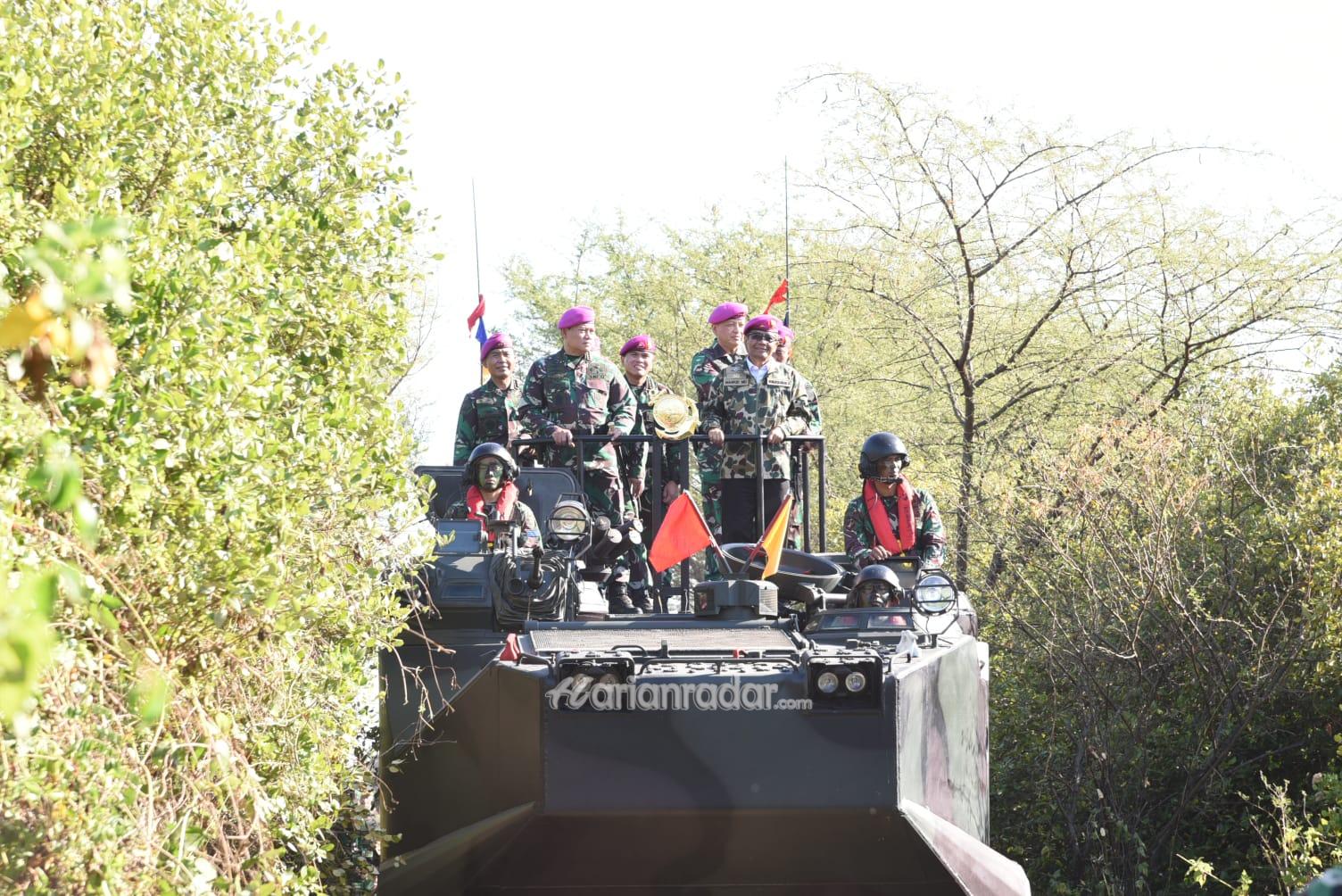 Foto : Dankodiklatal Saksikan Penganugerahan Warga Kehormatan Korps Marinir Kepada Menkopolhukam