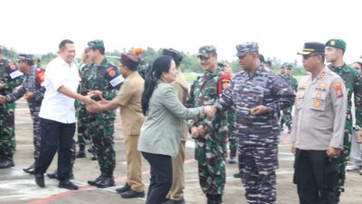 Foto : Tinjau Manlap Latgab TNI, Danlantamal V Sambut Kedatangan Menkopolhukam Beserta Rombongan