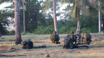 Foto : Pendaratan Pasukan Berhasil! Danlantamal V Saksikan Manlap Latgab TNI di Pantai Banongan