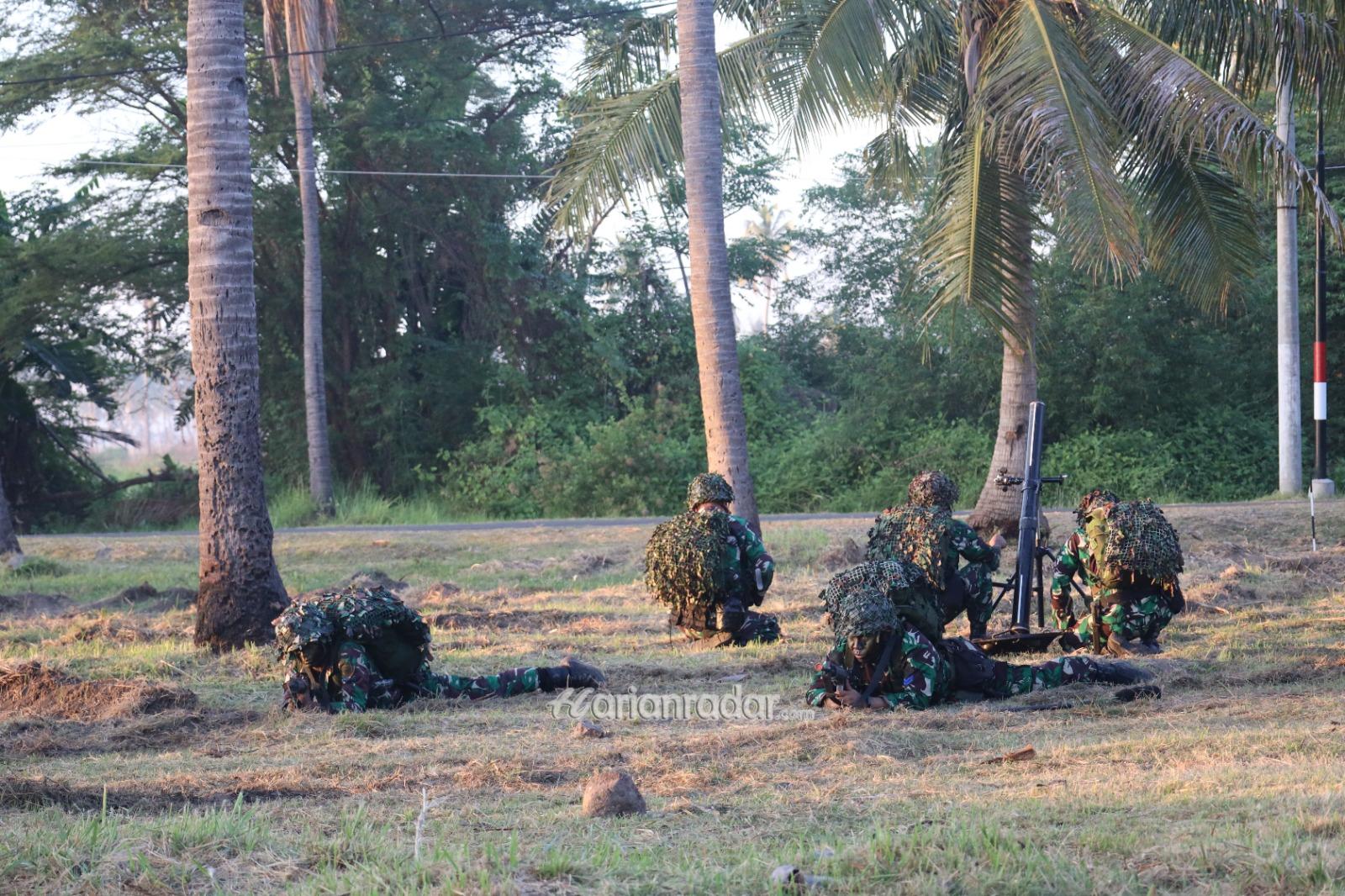 Foto : Pendaratan Pasukan Berhasil! Danlantamal V Saksikan Manlap Latgab TNI di Pantai Banongan
