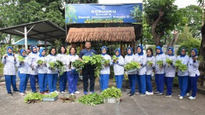 Foto : Danlantamal V Bersama Ketua Korcab V DJA II Pimpin Panen Hidroponik dan Ikan Patin