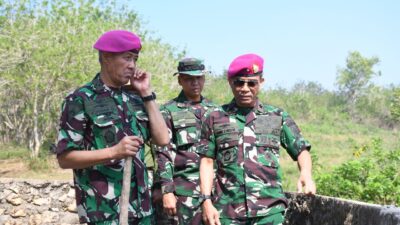Foto : Irkodiklatal Tinjau Lattek Berganda Siswa Dikmata TNI AL Angkatan XLIII/1 Di PLP-4 Purboyo