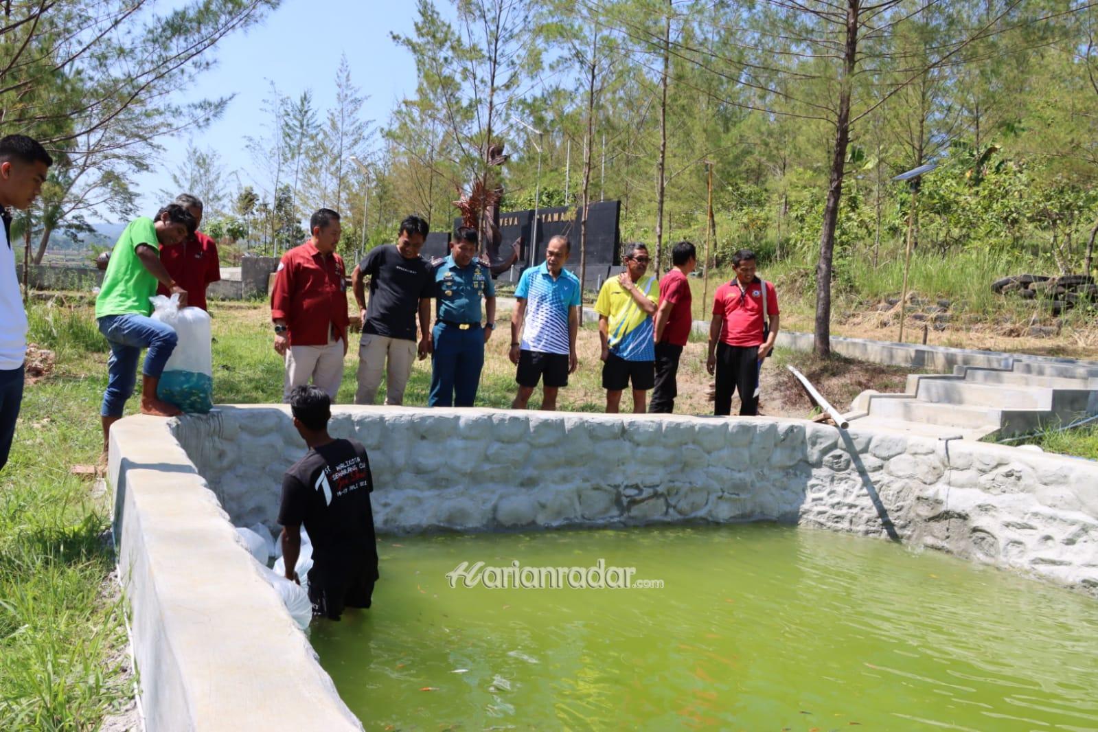 Foto : Danlanal Tegal Tabur Benih Ikan Koi Di Kolam Kali Bakung Kabupaten Tegal