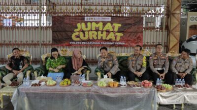 Wakapolres Pelabuhan Tanjung Perak Surabaya, Kompol Wahyu Norman Hidayat., didampingi oleh Kapolsek Asemrowo Kompol Hegy Renata, melaksanakan kegiatan Jumat Curhat di Asem 4 No.17 Asemrowo Surabaya