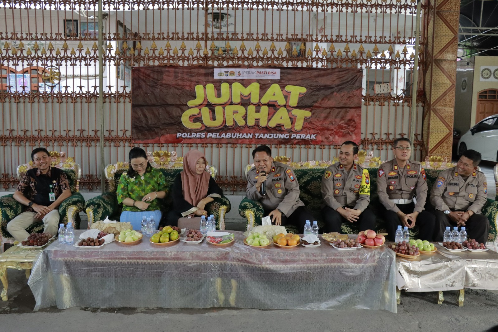 Wakapolres Pelabuhan Tanjung Perak Surabaya, Kompol Wahyu Norman Hidayat., didampingi oleh Kapolsek Asemrowo Kompol Hegy Renata, melaksanakan kegiatan Jumat Curhat di Asem 4 No.17 Asemrowo Surabaya