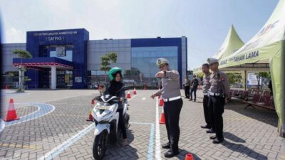 Pemohon SIM yang gagal praktik akan mendapat WhatsApp blasting dari Satlantas Polrestabes Surabaya untuk mengikuti coaching clinic.