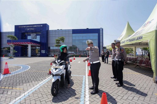 Pemohon SIM yang gagal praktik akan mendapat WhatsApp blasting dari Satlantas Polrestabes Surabaya untuk mengikuti coaching clinic.
