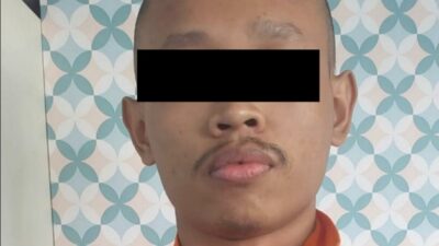 Seorang pemuda berinisial E.K ditangkap Aparat Kepolisian Satreskrim Polres Tanjung Perak usai kepergok main judi slot. (foto:humas Polres Tanjung Perak).