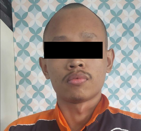 Seorang pemuda berinisial E.K ditangkap Aparat Kepolisian Satreskrim Polres Tanjung Perak usai kepergok main judi slot. (foto:humas Polres Tanjung Perak).