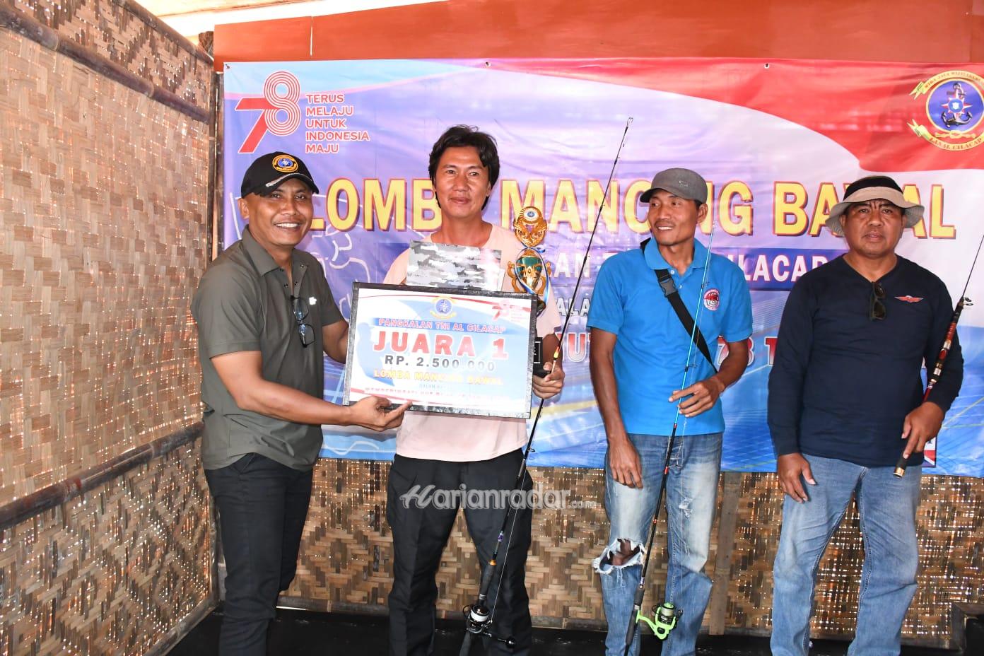 Foto : Meriahkan HUT RI Ke-78, Danlanal Cilacap Gelar Lomba Mancing Ikan