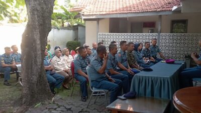 Foto : Dandenma Lantamal V Beri Jam Komandan Kepada Personil Dibawah Jajarannya