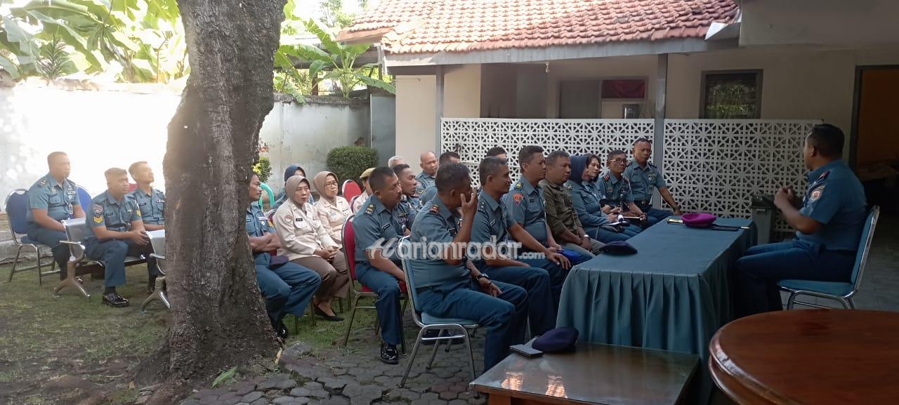 Foto : Dandenma Lantamal V Beri Jam Komandan Kepada Personil Dibawah Jajarannya