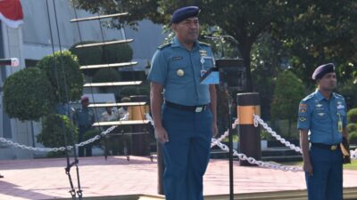 Foto : Kadisang Lantamal V, Pimpin Upacara Penaikan Bendera