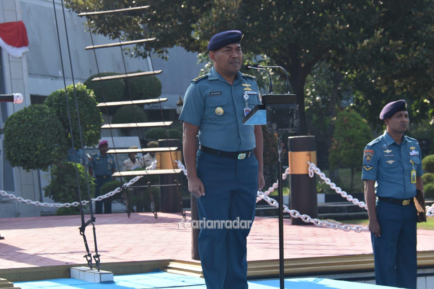 Foto : Kadisang Lantamal V, Pimpin Upacara Penaikan Bendera