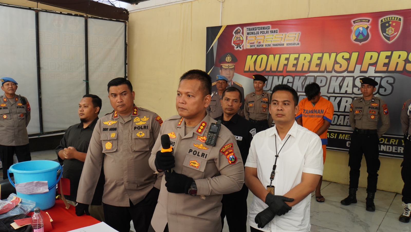 Kasus ini berhasil diungkap Polsek Sedati dan Polresta Sidoarjo, setelah keluarga korban menemui AL sebagai saksi atau rekan jualan korban.
