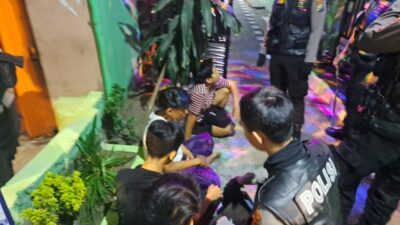 Puluhan pemuda diamankan Tim Samapta Polrestabes Surabaya bersama barang bukti minuman keras (miras) yang tengah mereka bawa. Polisi mendapati dua pemuda pesta miras di Jalan Ngagel Surabaya.