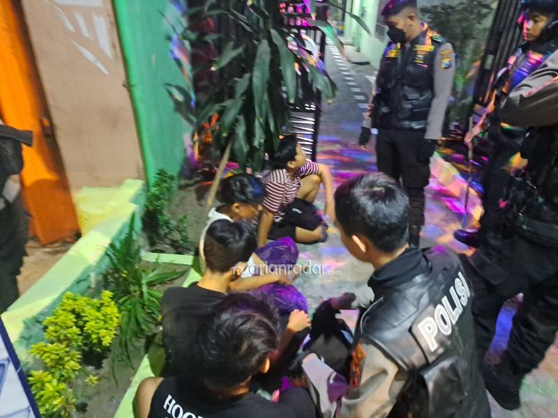 Puluhan pemuda diamankan Tim Samapta Polrestabes Surabaya bersama barang bukti minuman keras (miras) yang tengah mereka bawa. Polisi mendapati dua pemuda pesta miras di Jalan Ngagel Surabaya.