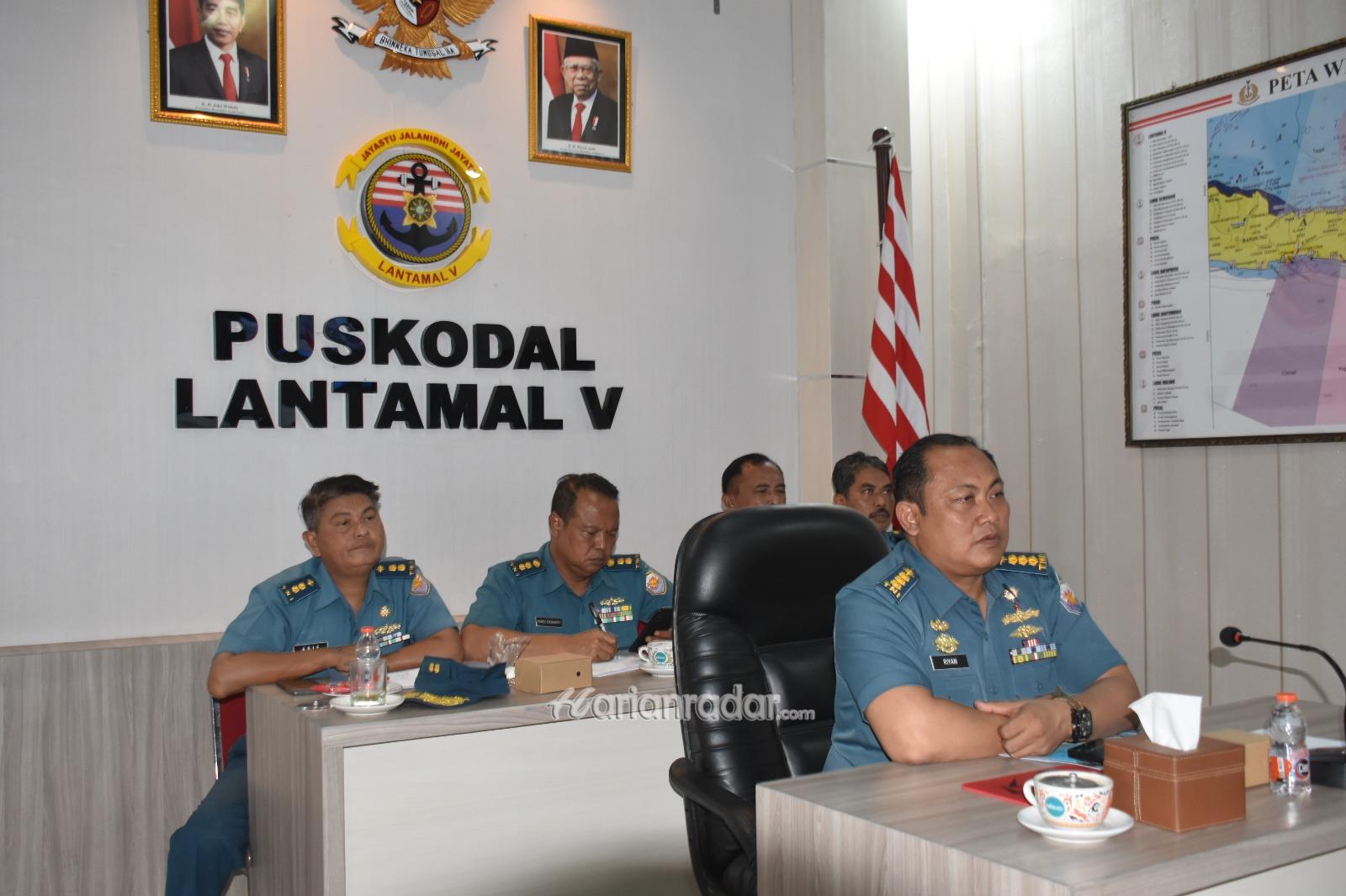 Foto : Jelang HUT Ke-78 RI, Lantamal V Ikuti Pengarahan Vicon Rencana Pengibaran Bendera Bawah Laut