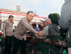 Kapolrestabes Gelar Sarapan Bareng dan Bagi Sembako ke Abang Becak