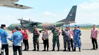 Foto : Danlanal Batuporon Bersama Forkopimda Sumenep Sambut Wapres RI di Bandara Trunojoyo