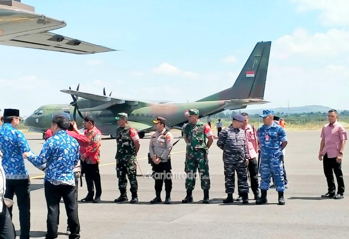 Foto : Danlanal Batuporon Bersama Forkopimda Sumenep Sambut Wapres RI di Bandara Trunojoyo
