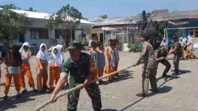 Foto : Semarakkan HUT RI, Babinsa Ikuti Lomba Tarik Tambang