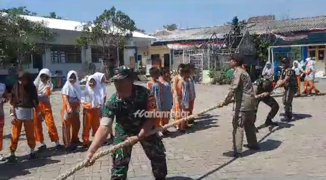 Foto : Semarakkan HUT RI, Babinsa Ikuti Lomba Tarik Tambang
