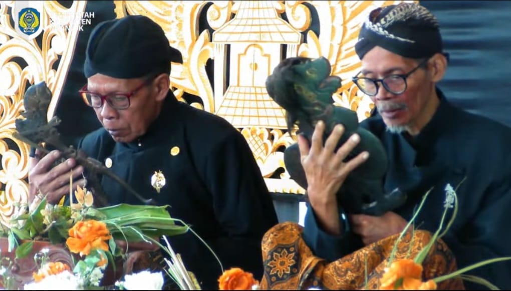 Pusaka Kyai Kembar Bambang Heru (Pusaka Kyai Bondan), Ribut Supriadi (Pusaka.Kyai Jogotruno), Supriono (Pusaka Kyai Bethik), Purwono (Pusaka Kyai Raden Panji) dan Saptono (Pusaka Kyai Dukun).