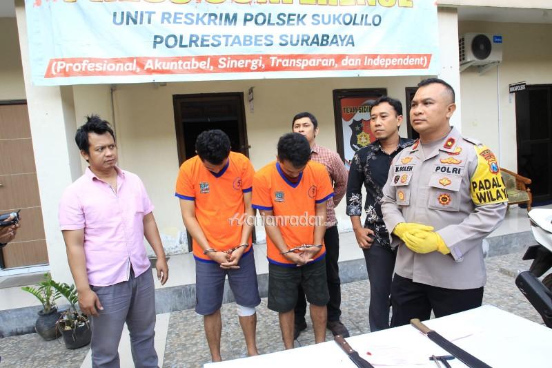Tim Anti Bandit Polsek Sukolilo Polrestabes Surabaya membekuk dua tersangka pencurian kendaraan bermotor yang kerap beraksi di wilayah Gebang Lor Keputih Kota Surabaya.