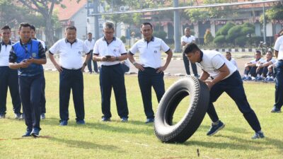 Foto : Semarakan HUT Kemerdekaan RI Ke-78 , Prajurit Kodiklatal Adu Kekuatan Fisik
