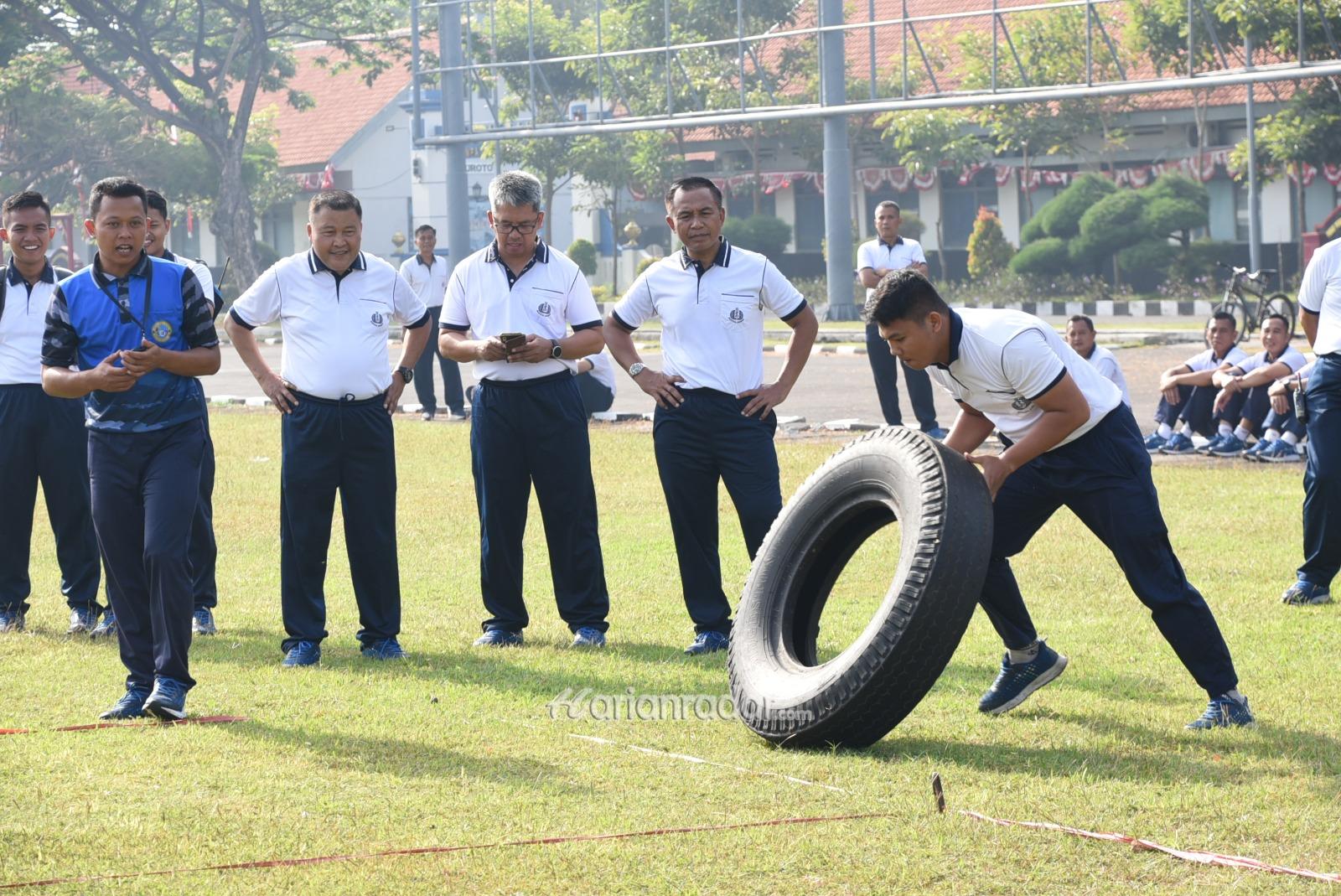 Foto : Semarakan HUT Kemerdekaan RI Ke-78 , Prajurit Kodiklatal Adu Kekuatan Fisik