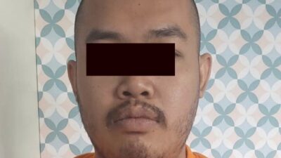 Polisi menangkap satu orang terduga yang sedang asik bermain judi online jenis slot Pragmatic di sebuah warung kopi (warkop.red) di Jalan Ketintang Surabaya,