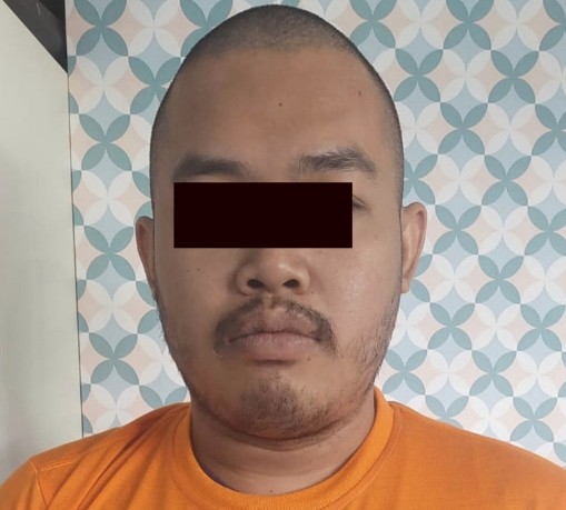 Polisi menangkap satu orang terduga yang sedang asik bermain judi online jenis slot Pragmatic di sebuah warung kopi (warkop.red) di Jalan Ketintang Surabaya,