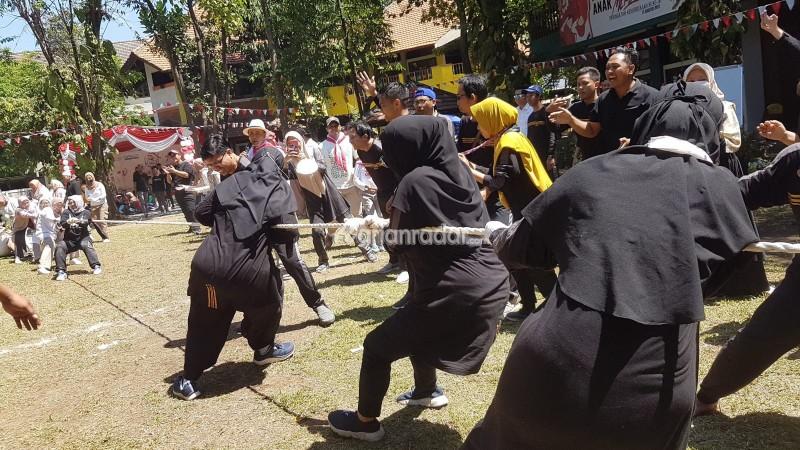Foto: Adu Tarik Tambang Wali Murid dan Guru SAIM