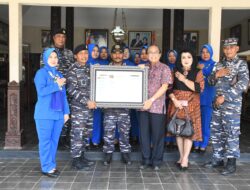 Danlanal Cilacap Serahkan Artefak Amunisi Eks Kapal USS Langley ke Museum Soesilo Soedarman
