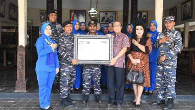 Foto : Danlanal Cilacap Serahkan Artefak Amunisi Eks Kapal USS Langley ke Museum Soesilo Soedarman